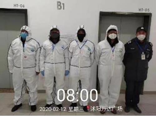 穿防護服執(zhí)勤